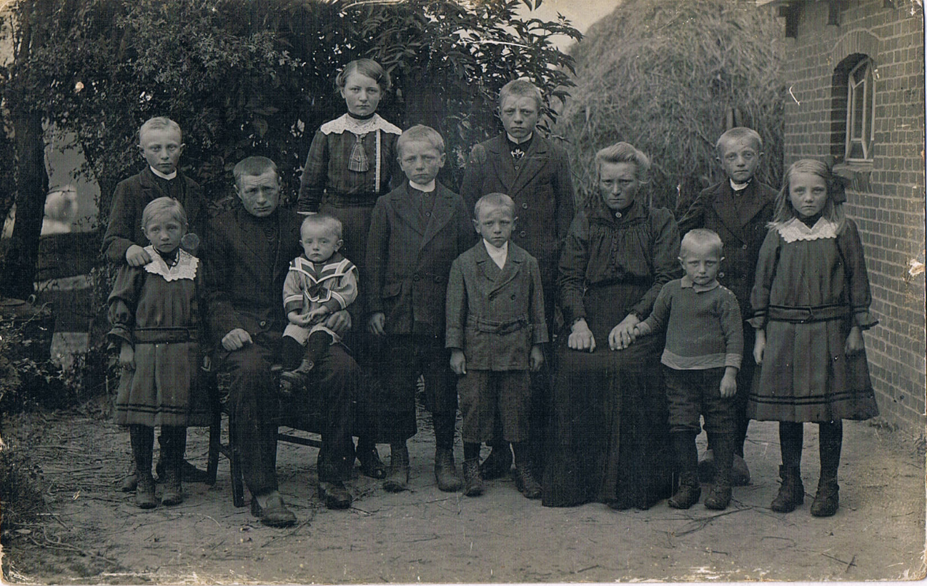evert vos en stientje swieringa met kinderen about 1917.
bovenste rij:
Barteld, Grietje, Piet, Hilbrand.
voorste rij:
Hilje, Evert Vos, Rikkert, Haiko, Jan, Stientje Swieringa, Geert, Trijntje..